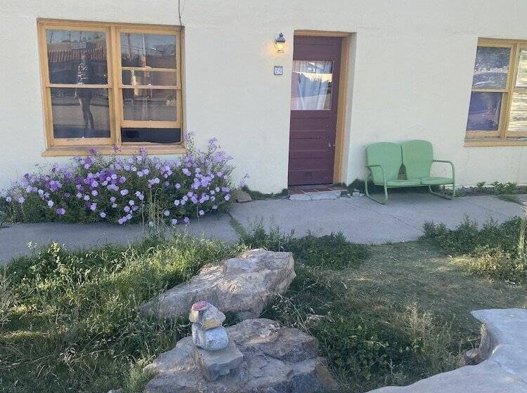 فندق على الطريق Charles Hotsprings