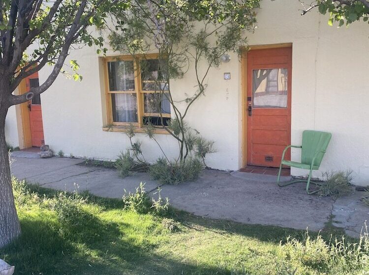 مُتل Charles Hotsprings