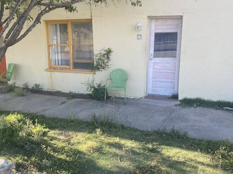 مُتل Charles Hotsprings