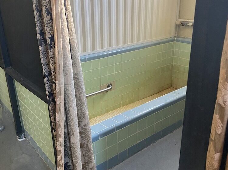 مُتل Charles Hotsprings