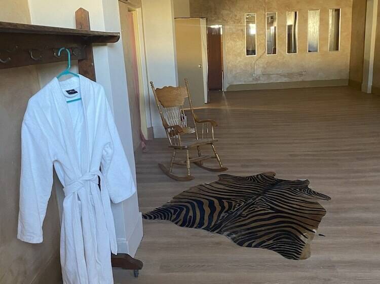 مُتل Charles Hotsprings