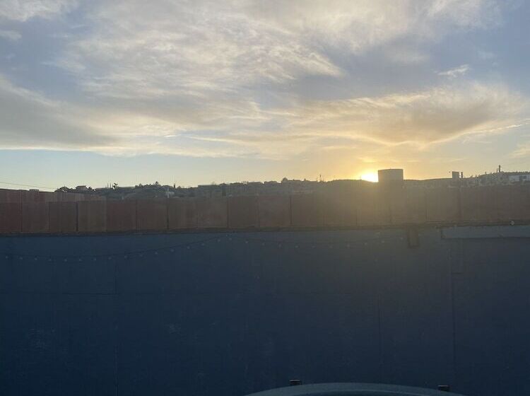 مُتل Charles Hotsprings