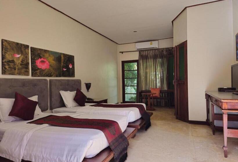 בית מלון כפרי Baan Panwa Resort