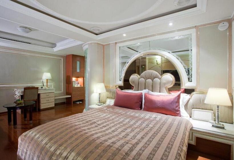 هتل Charming Castle