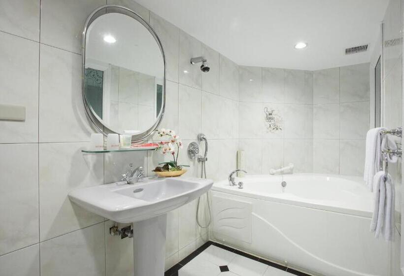 هتل Charming Castle