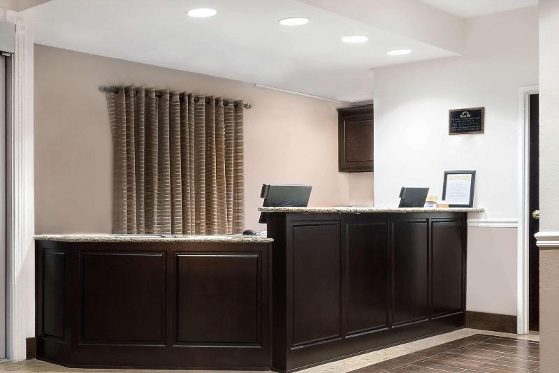 호텔 Days Inn & Suites By Wyndham Dallas