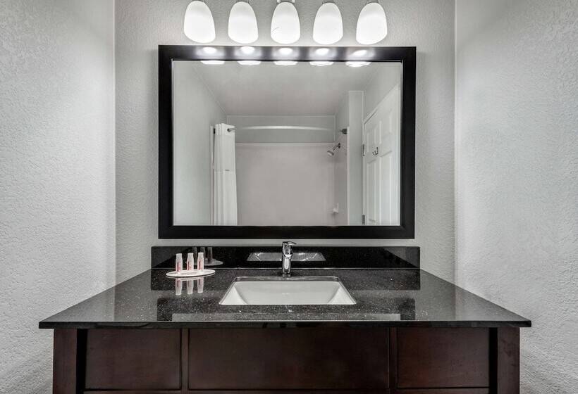 호텔 Days Inn & Suites By Wyndham Dallas