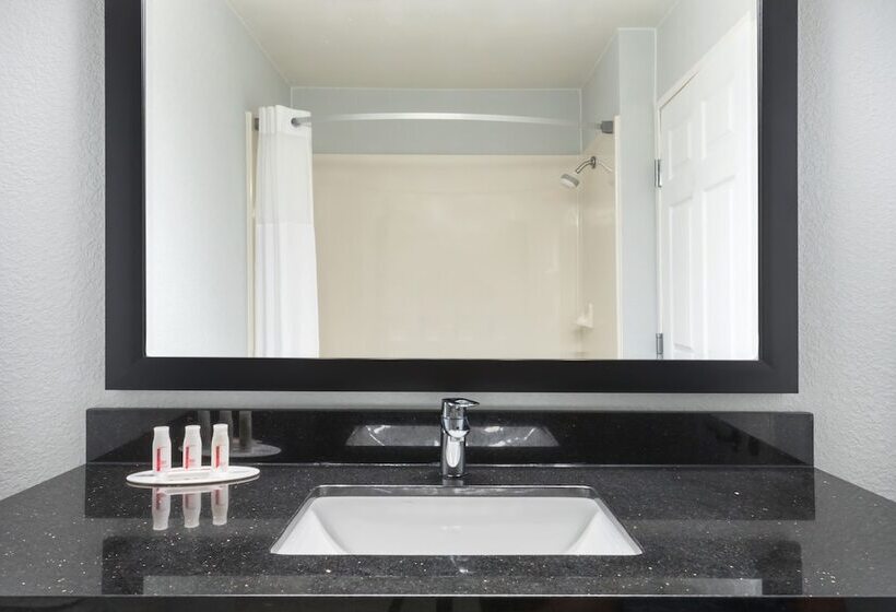 호텔 Days Inn & Suites By Wyndham Dallas