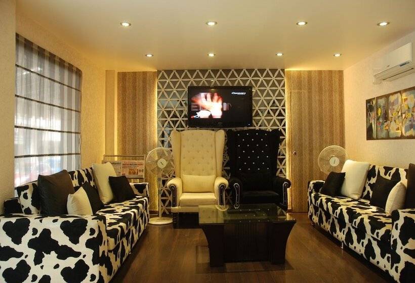 Отель Fabexpress Yug Villa Karol Bagh