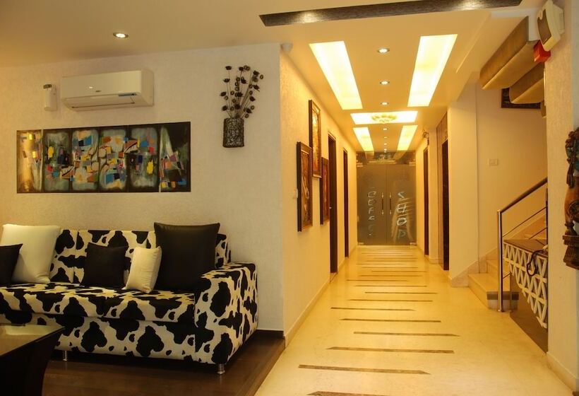Отель Fabexpress Yug Villa Karol Bagh