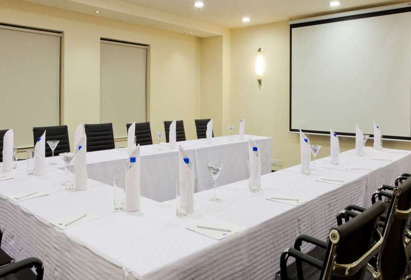 فندق Hampton By Hilton Vadodara  Alkapuri