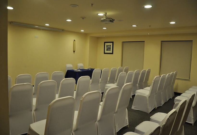 فندق Hampton By Hilton Vadodara  Alkapuri