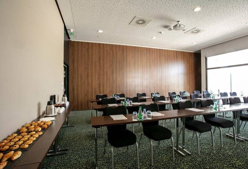בית מלון כפרי Holiday Inn Express Montpellier   Odysseum, An Ihg