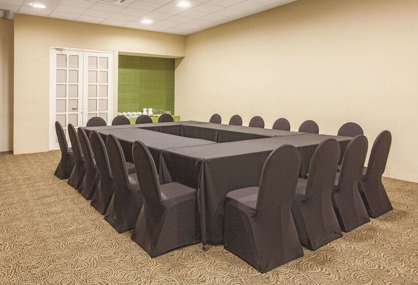 בית מלון כפרי La Quinta By Wyndham Poza Rica