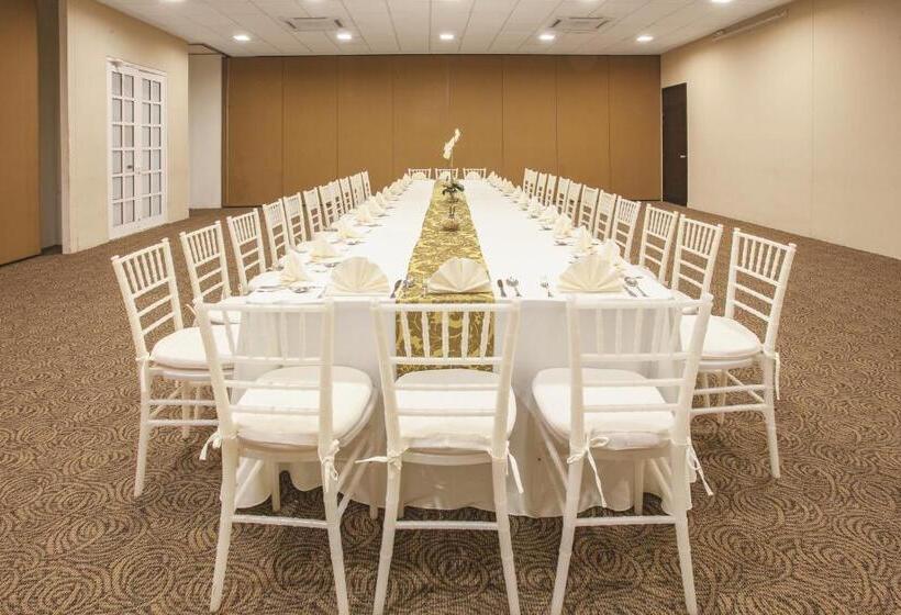 בית מלון כפרי La Quinta By Wyndham Poza Rica