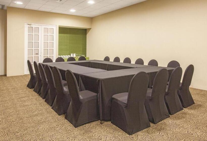 בית מלון כפרי La Quinta By Wyndham Poza Rica