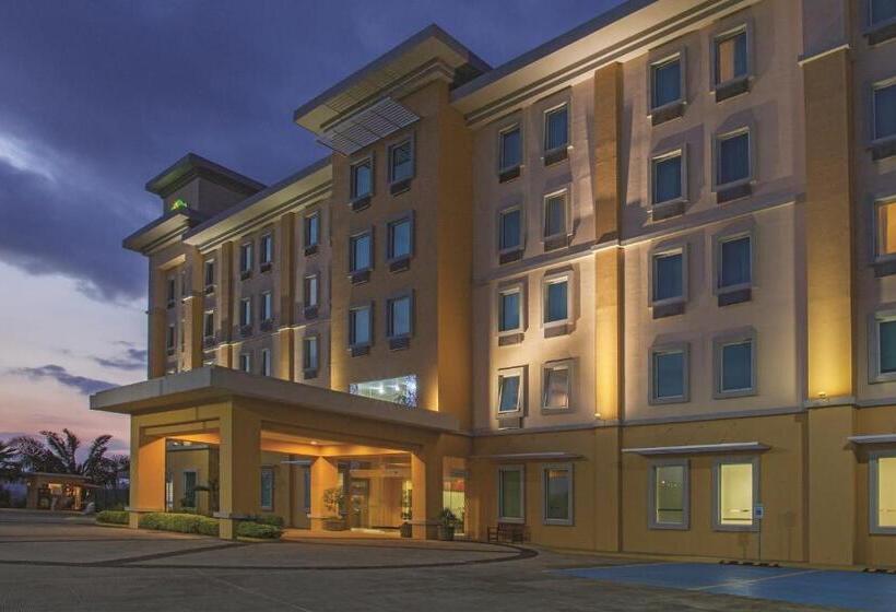 בית מלון כפרי La Quinta By Wyndham Poza Rica