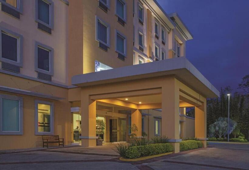 בית מלון כפרי La Quinta By Wyndham Poza Rica