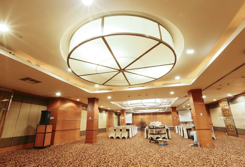 בית מלון כפרי Santika Pontianak