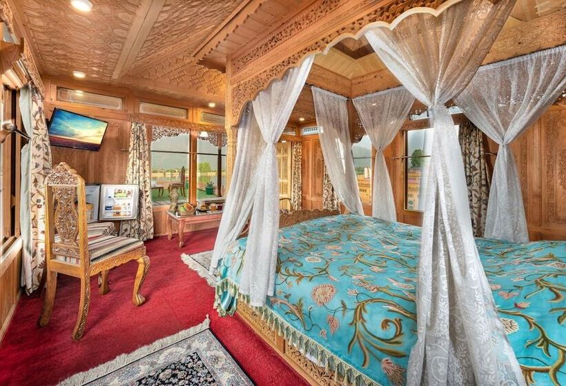 Отель Welcomheritage Gurkha Houseboats