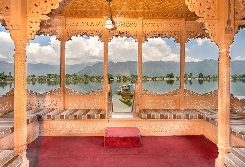 Отель Welcomheritage Gurkha Houseboats