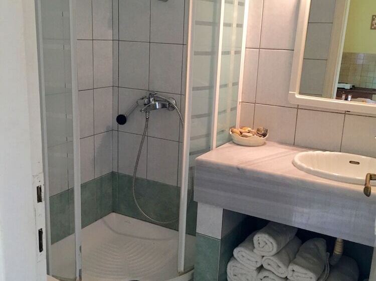 The Mayflower Studios & Apartments