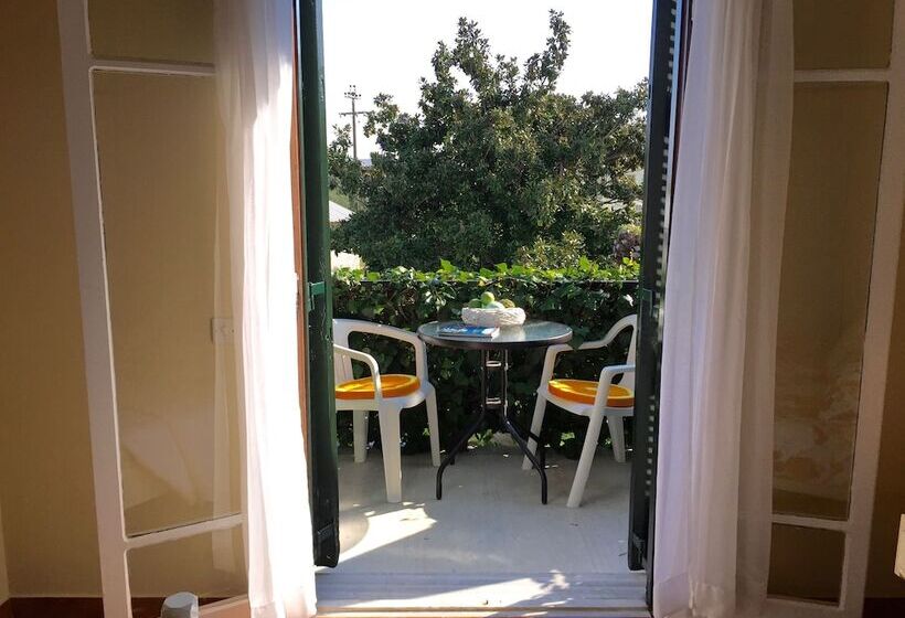 The Mayflower Studios & Apartments