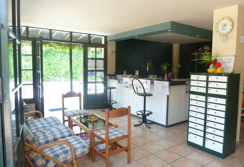 The Mayflower Studios & Apartments