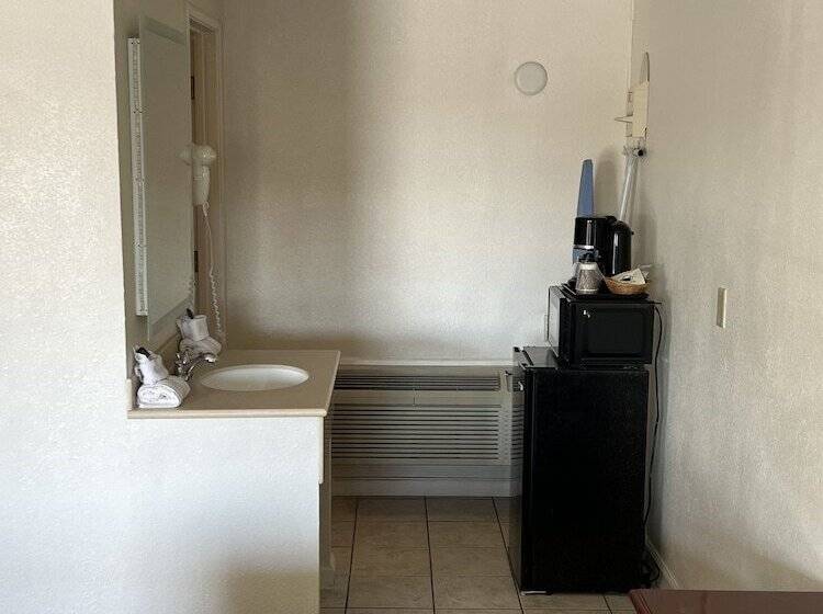 בית מלון כפרי Americas Best Value Inn Hanford