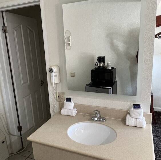 בית מלון כפרי Americas Best Value Inn Hanford