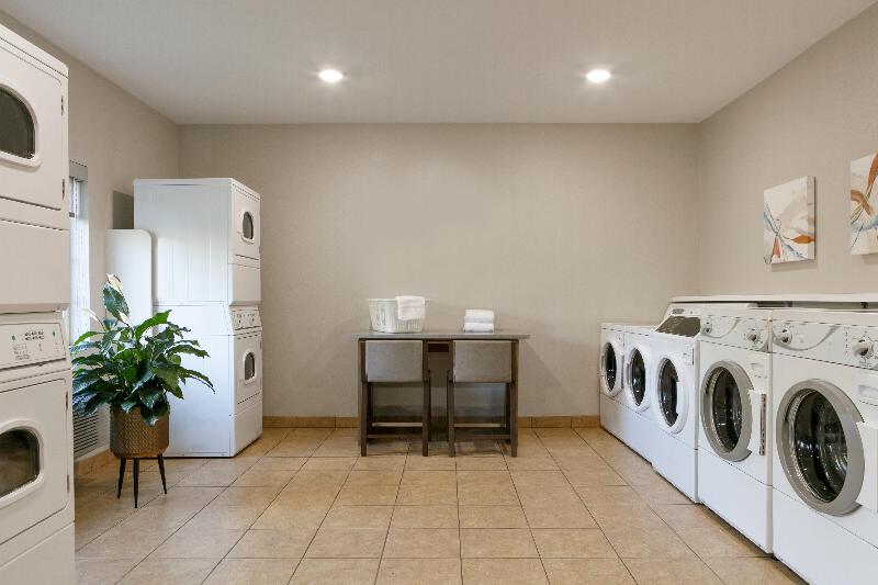 Отель Candlewood Suites Springfield North By Ihg