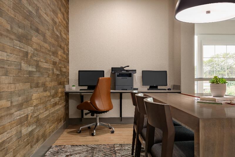 Отель Candlewood Suites Springfield North By Ihg