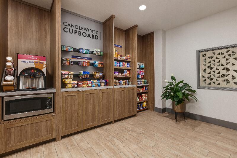 Отель Candlewood Suites Springfield North By Ihg