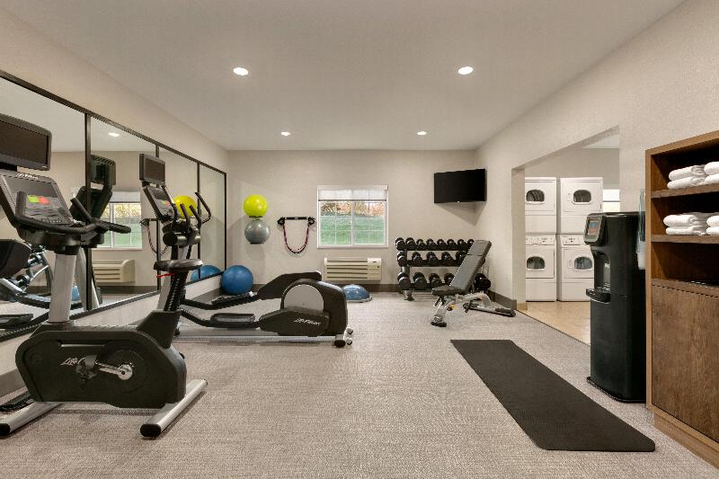 Отель Candlewood Suites Springfield North By Ihg