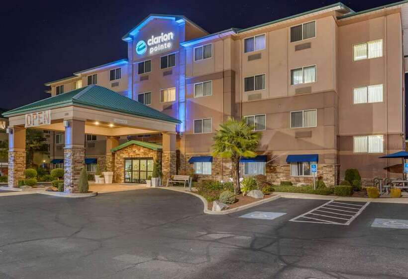 ホテル Clarion Pointe Medford