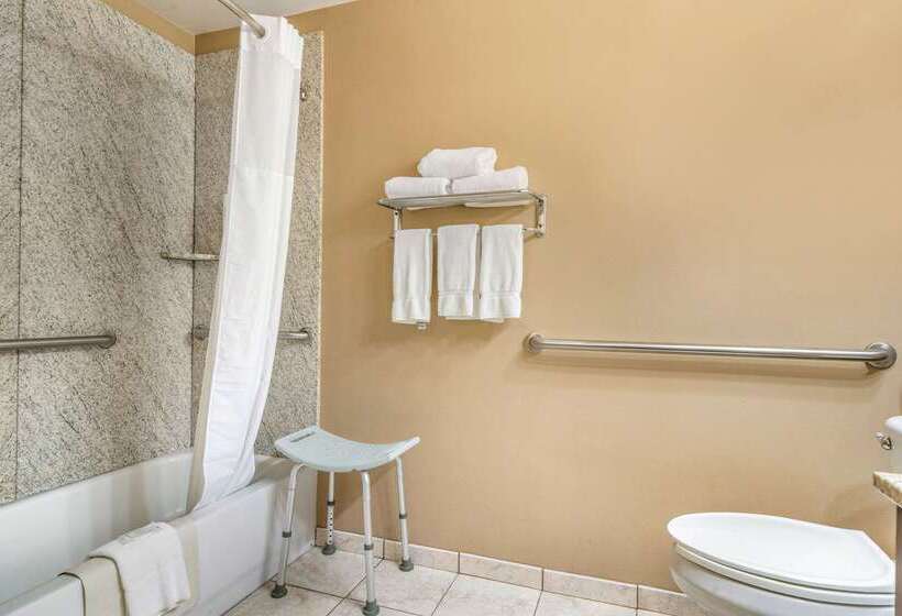 ホテル Clarion Pointe Medford