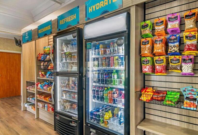 ホテル Clarion Pointe Medford