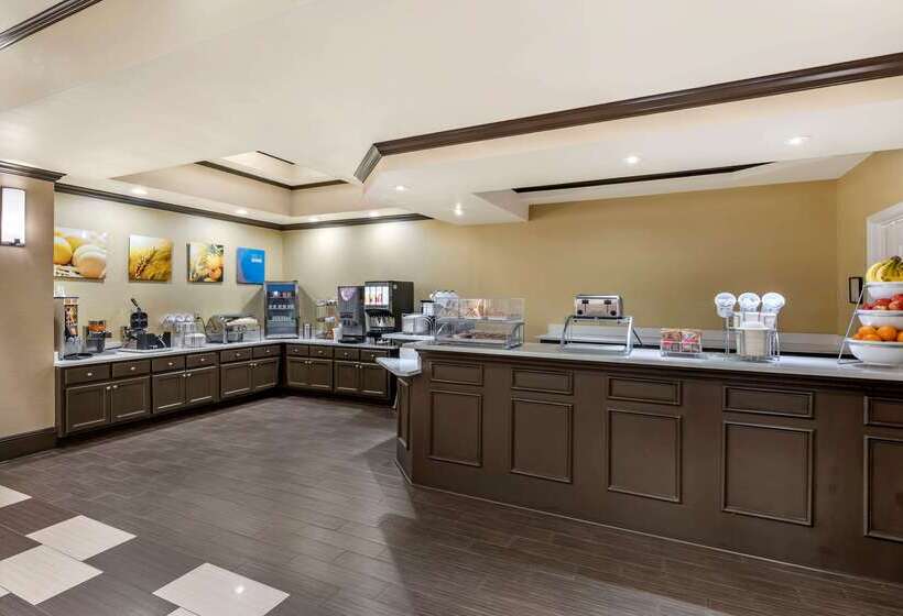 هتل Comfort Inn & Suites El Dorado