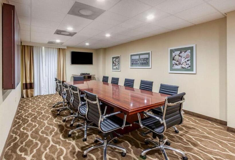 ホテル Comfort Suites At The University