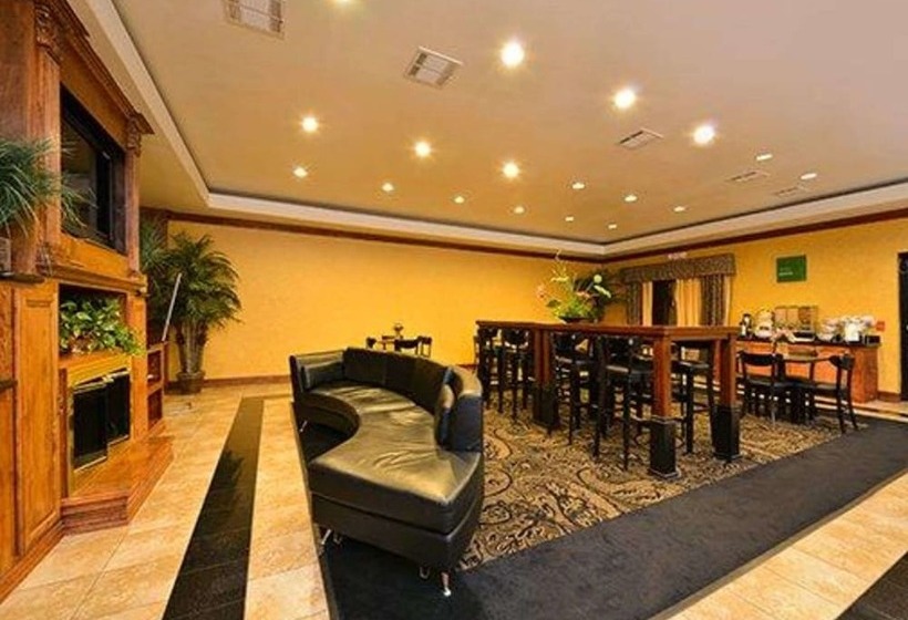 Отель Comfort Suites