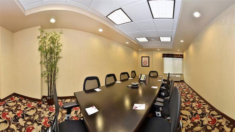 هتل Comfort Suites Helena Airport