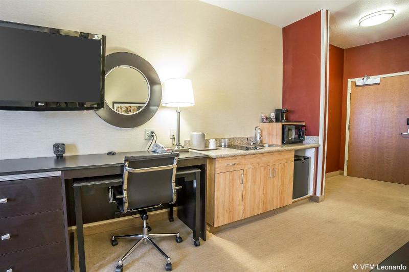 هتل Comfort Suites Helena Airport