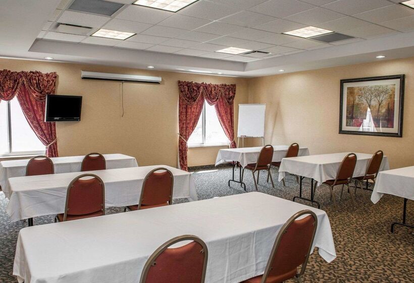בית מלון כפרי Comfort Suites Near Indianapolis Airport