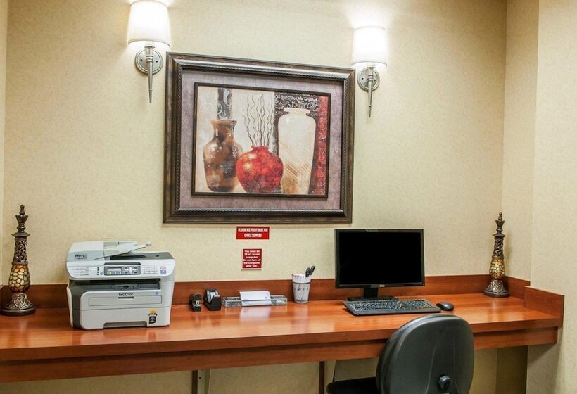 בית מלון כפרי Comfort Suites Near Indianapolis Airport