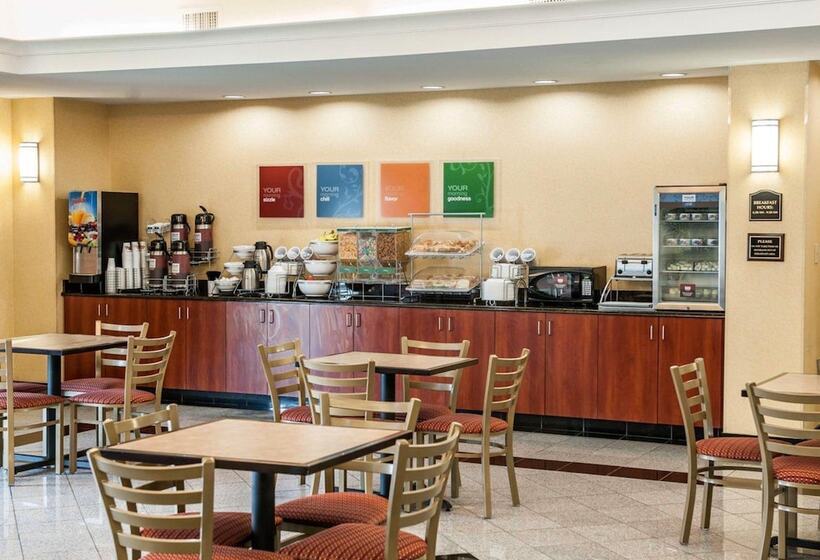 בית מלון כפרי Comfort Suites Near Indianapolis Airport