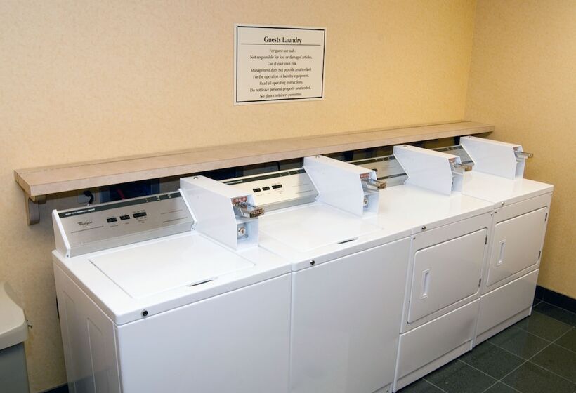 בית מלון כפרי Comfort Suites Near Indianapolis Airport