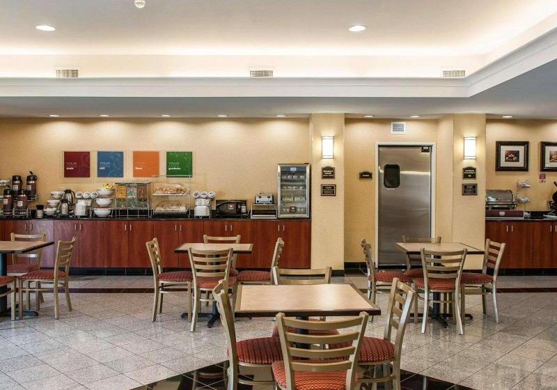 בית מלון כפרי Comfort Suites Near Indianapolis Airport