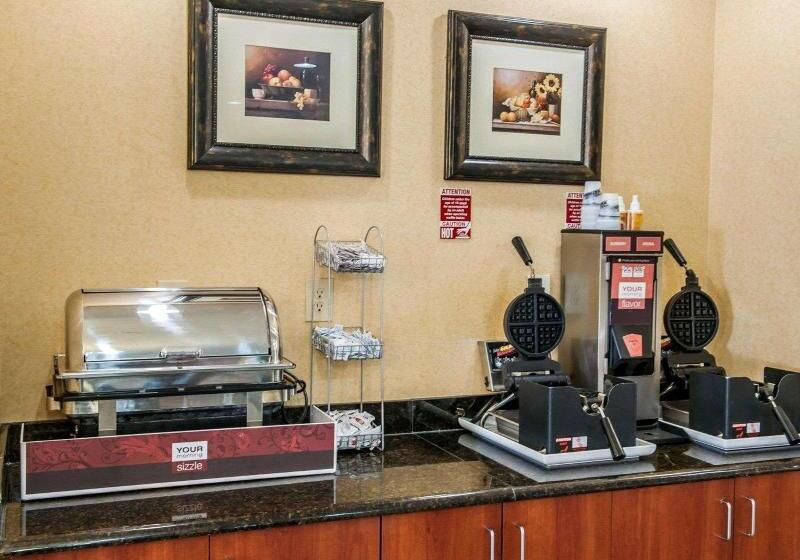 בית מלון כפרי Comfort Suites Near Indianapolis Airport