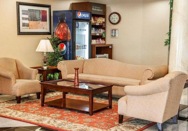 בית מלון כפרי Comfort Suites Near Indianapolis Airport