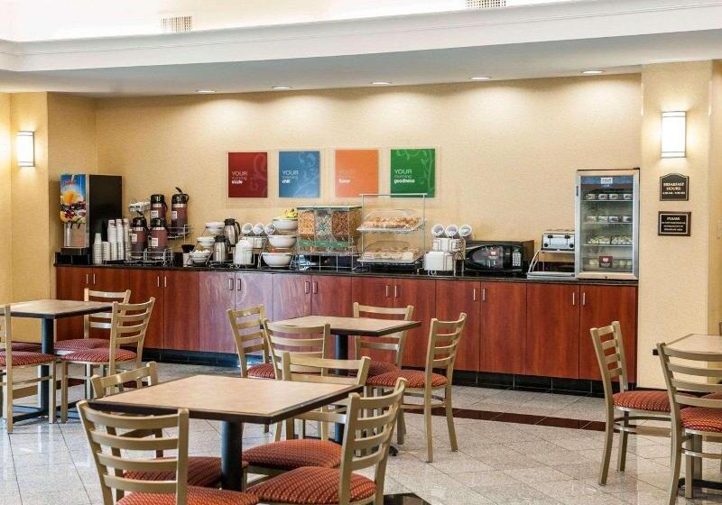 בית מלון כפרי Comfort Suites Near Indianapolis Airport